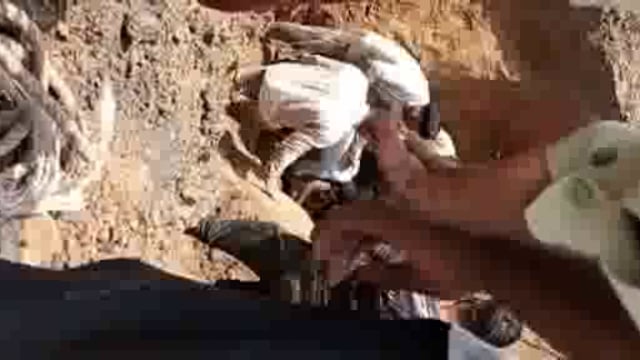 लखीमपुर खीरी (यूपी) मोहम्मदी क्षेत्र में बोरिंग के गड्ढे में गिरे दो मजदूरों को कड़ी मशक्कत के बाद गड्ढे से बाहर निकाला 