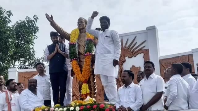 माजी गृहराज्यमंत्री संजय बनसोडे यांच्या उपस्थितीतमध्ये लोकशाहीर अण्णाभाऊ साठे यांची जयंती साजरी