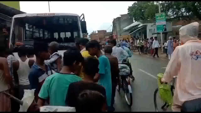 बन्दरिया बाजार के निकट बेकाबू बस ने कई दुकानोंव वाहनों को रौंदाएक घायल 
