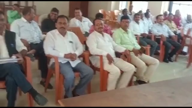 तहसील परिसर में अधिवक्ताओं ने एसडीएम और तहसीलदार के खिलाफ जमकर की नारेबाजी