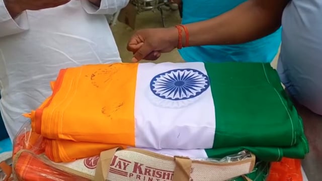 बर्डपुर ब्लाक परिसर में बिकरहे झंडे के केशरिया रंग की जगह भगवा रंग के बदलाव को लेकर लोगो ने की आपत्ति 