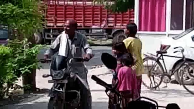 माट थाना क्षेत्र के गांव सरिया नगला में बृजमोहन सारस्वत ने अपने बेटे के खिलाफ तहरीर दी