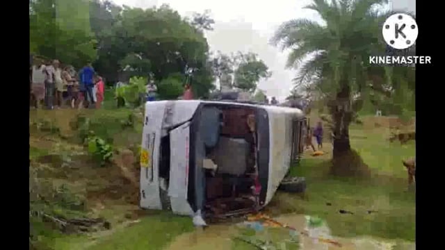 कुंजलागढी मोड़ पर डोढो नदी में बस पलटी 10 घायल