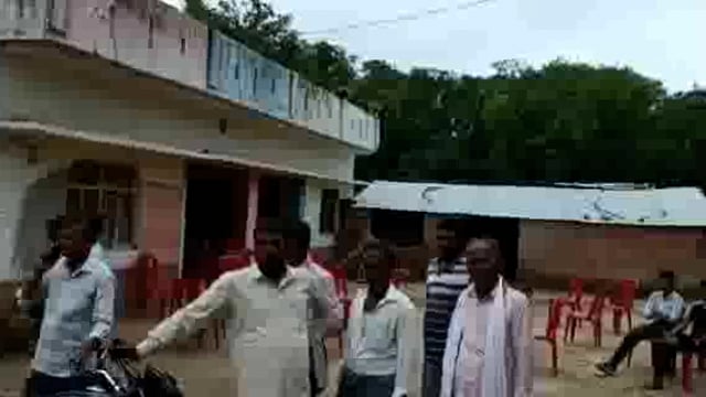 महमूदाबाद क्षेत्र में  आवारा सांडो की जंग में एक बृद्ध व्यक्ति की हुई मौत , परिवार में मचा कोहराम ,मौके पर पहुंची पुलिस 