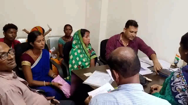 प्रखंड प्रमुख कार्यालय में जन समस्या को लेकर पहुंचे ग्रामीण, कई जन समस्याओं का प्रखंड प्रमुख ने किया निपटारा