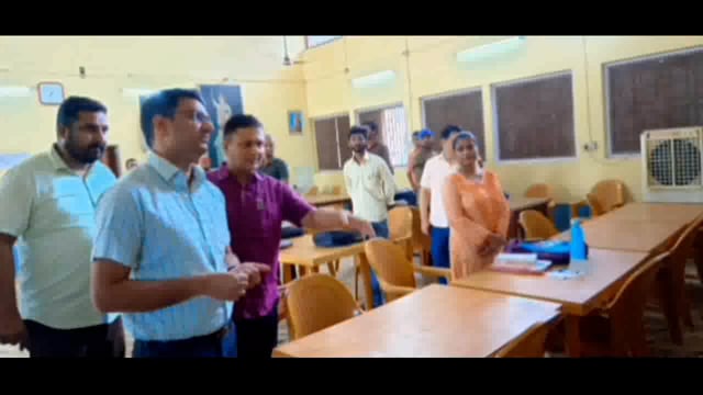 गोंडा: जिला अधिकारी डॉ उज्जवल कुमार ने राजकीय पुस्तकालय का किया औचक निरीक्षण