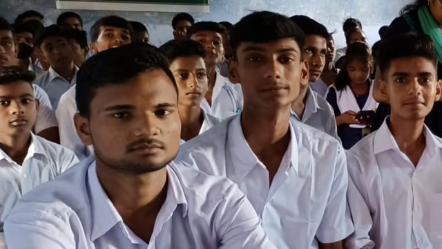 धरहरा प्रखंड के मध्य विद्यालय मोहनपुर में कमरे व संसाधन की कमी, एक वर्ग में लगती है तीन कक्षाएं। #@shashi709164 