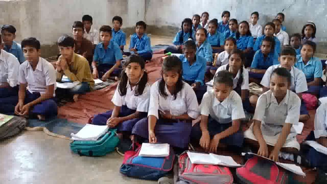 धरहरा प्रखंड के मध्य विद्यालय मोहनपुर में कमरे व संसाधन की कमी, एक वर्ग में लगती है तीन कक्षाएं। #@shashi709164 