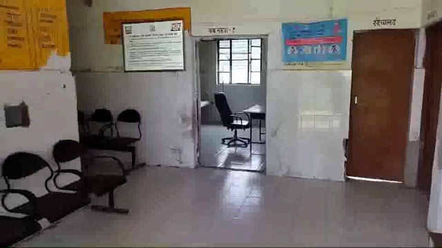 बिना ड्यूटी के डाक्टर उठा रहे वेतन, 
फर्मासिस्ट बने डाक्टर, 
CHC अधीक्षक हुए लापरवाह, कर रहे मनमानी