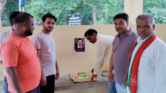 चुनार मिर्ज़ापुर: समाजवादी पार्टी स्नातक खंड के एमएलसी आशुतोष सिन्हा का मनाया गया जन्मदिन