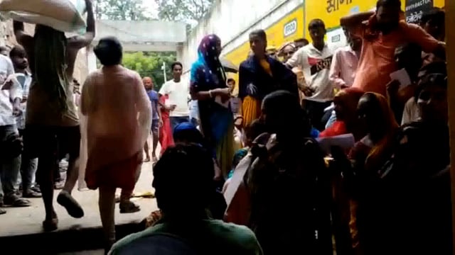 औरंगाबाद -रफीगंज के इफको बाजार में शांतिपूर्ण वितरण हुआ खाद।