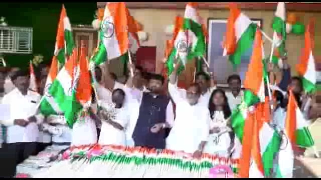 चंदरअण्णा प्रतिष्ठाणचे अध्यक्ष श्रीकांत पाटील यांच्या वतीने २ हजार तिरंगा झेंड्याचे नागरिकांना वाटप