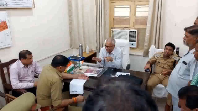 सदरावां गांव में ताजिया निकालने को लेकर दो पक्षों में था विवाद अधिकारियों की सुजबूज से समझौता हुआ।
