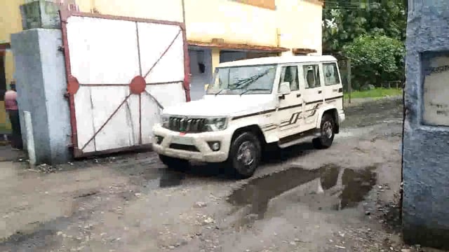 महमूदाबाद चीनी मिल की दिवार ढहने से 1 हज़ार बोरी चीनी हुई खराब निरीक्षण करने पहुँची विधायक लापरवाही आयी सामने । 