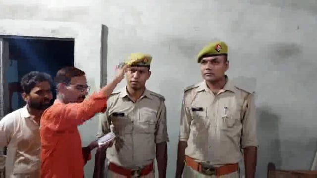 स्कूली बच्चों को रास्ता पारकराने वाले सिपाहियों के सराहनीय कार्य हेतु हिन्दू युवा वाहिनी के जिला मंत्री ने सम्मानित किया