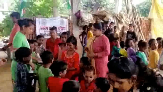 गोविंदापुर गांव में अमृत महोत्सव पर छोटे छोटे बच्चों के द्वारा घर घर जाकर तिरंगा वितरित किया तिरंगा लहराने की अपील की गई