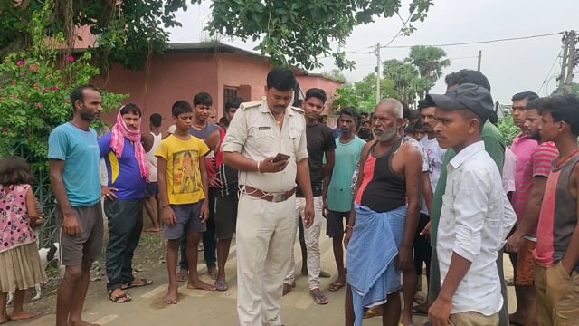 असरगंज प्रखंड पनसाय विद्यालय के बरामदे में मिला भारी संख्या में गिरा हुआ बल्ड,ब्लड पर पैर के निशान, जांच में जुटी पुलिस।