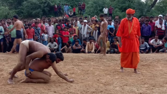 नगर पंचायत डलमऊ के मोहल्ला  चौरासी में आयोजित होने वाले दंगल   में मंगलवार को विशाल दंगल का आयोजन किया गया जिसमें हरियाण