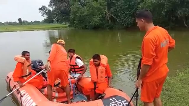 जनपद बहराइच तहसील महसी क्षेत्र के कपूरपुर गांव में स्थित तालाब में आपदा मित्र द्वारा बाढ़ से बचाव के तरीके बताएंगे