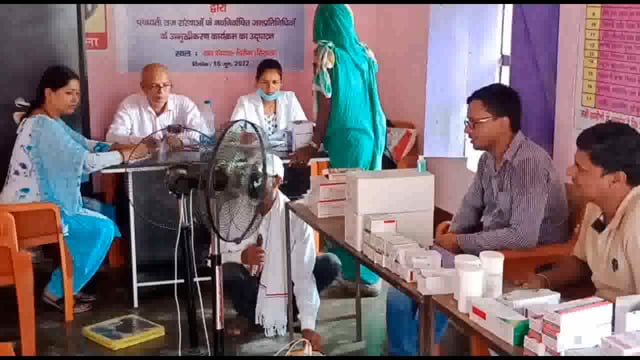धीरौंध के ग्राम पंचायत भवन में शिविर आयोजित किया गया लोगों के स्वास्थ्य की जांच