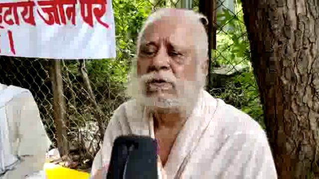 प्रतापगढ़ जिले के शेखपुर आशिक मेंरोड पर मोहर्रम का गेट बनने को लेकर धरने पर बैठे राजाभैया के पिता महाराज उदय प्रताप सिंह