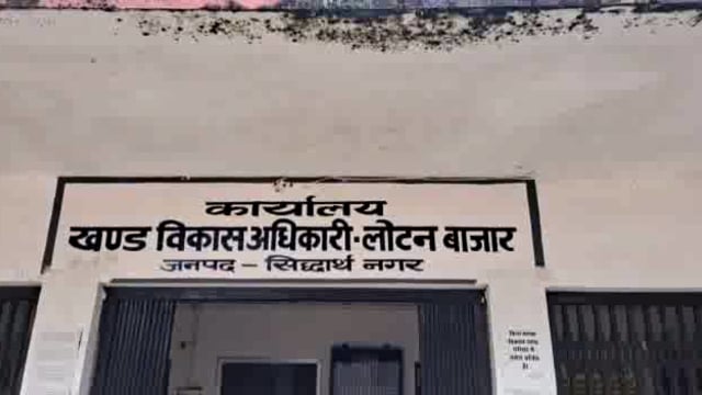 कल हो रहे प्रधानी चुनाव को लेकर लोटन ब्लॉक कमियों की पोलिंग पार्टी हुई रवाना