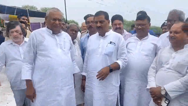 चिरैया नदी पर बना बराज का जल संसाधन मंत्री संजय झा व विधायक हरिनारायण सिंह ने किया निरीक्षण