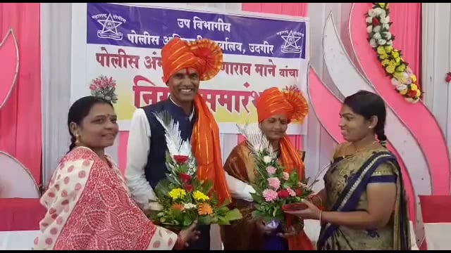 पोलीस अमलदार अण्णाराव माने यांना उपविभागीय पोलीस अधिकारी कार्यालयात सहपत्नीक निरोप