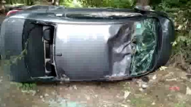 लालगंज थाने के कुडवाल गांव में मवेशी को बचाने के चक्कर में अनियंत्रित कार पलटी तीन घायल।