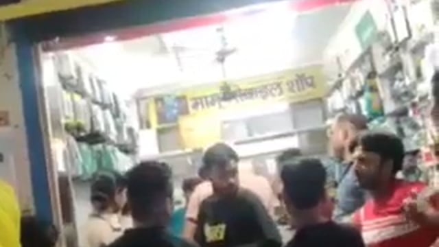 गोंडा मोबाइल के दुकान से मोबाइल चोरी कर भाग रहे चोर को लोगों ने पकड़ कर की पिटाई वीडियो आया सामने