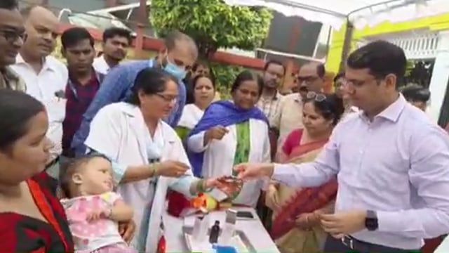 गोंडा जिला अधिकारी ने महिला अस्पताल में विटामिन ए सम्पूरण कार्यक्रम का दवा पिलाकर किया शुभारंभ