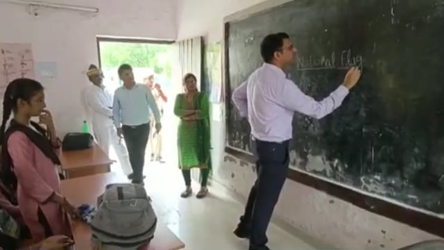 गोंडा: जिला अधिकारी डॉ उज्जवल कुमार ने कम्पोजिट विद्यालय हरिपुर का किया औचक निरीक्षण