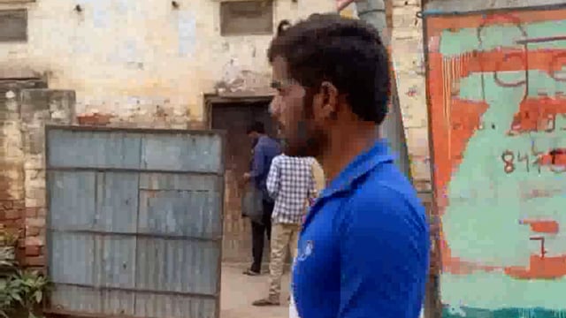 एटा। शासन प्रशासन के आदेशों निर्देशों को हवा में उड़ा रहे शराब और मीट विक्रेता 