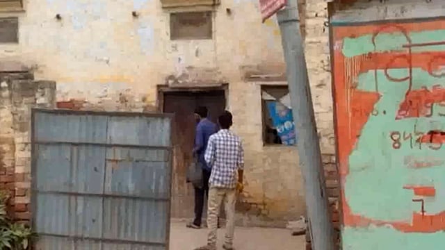 एटा। शासन प्रशासन के आदेशों निर्देशों को हवा में उड़ा रहे शराब और मीट विक्रेता 