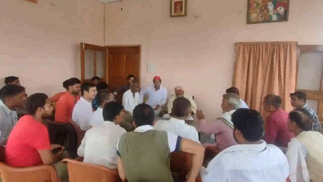 इटवा स्थित अपने आवास पर पूर्व विधानसभा अध्यक्ष व इटवा विधायक माता प्रसाद पांडे ने क्षेत्रवासियों की सुनी समस्या