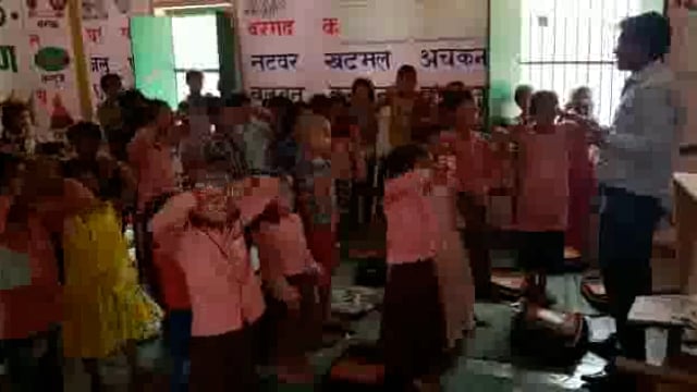 सिद्धार्थनगर जिले मे सरकारी स्कुल में अनोखी पढाई 