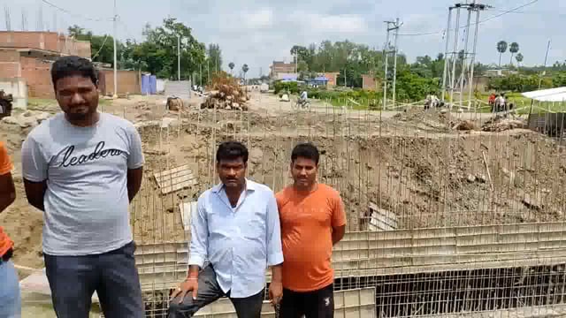 सिमरी बख्तियारपुर सोनबरसा राज एनएच 107 के रागनियां बाईपास के पास बन रहे पुल में अनियमितता, ग्रामीणों ने किया प्रदर्शन