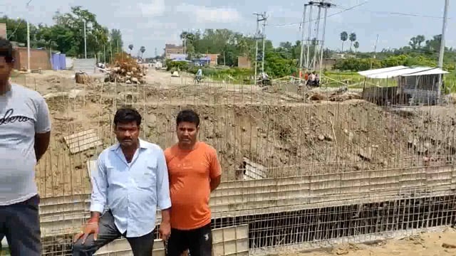 सिमरी बख्तियारपुर सोनबरसा राज एनएच 107 के रंगीनिया बायपास के पास पुल निर्माण में अनियमितता ग्रामीणों ने किया प्रदर्शन