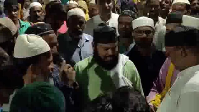 अदब-ओ-एहतेराम से निकाली गई गिरोह