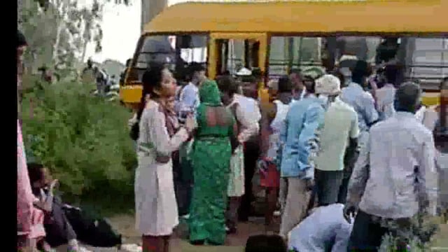 स्कूली बच्चों से भरी बस को हैवी डम्फर ने मारी जोरदार टक्कर

