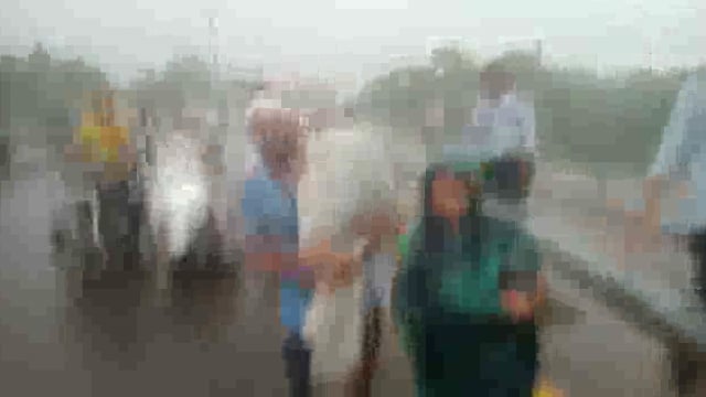 पैसे के अभाव में बेटे के शव को पिता कंधे पर लेकर पहुंचा घर, ऐसी योजनाओं को हम क्या करेंगे साहब