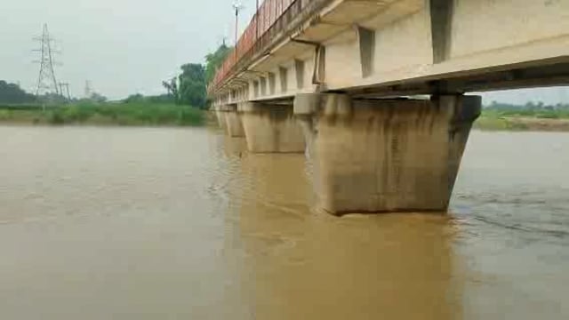 जिले व पहाड़ी इलाकों में बारिश के कारण राप्ती नदी के शाहपुर-भोजपुर बांध पर नदी ने बनाया दबाव तटीय ग्रामीण भयभीत