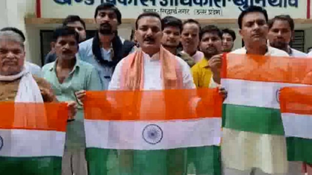 अपने घरों पर अवश्य फहराए तिरंगा खुनियांव ब्लॉक में पूर्व बेसिक शिक्षा मंत्री सतीश द्विवेदी ।