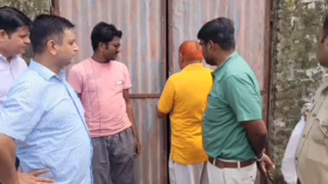 गोंडा: छापेमारी में दो लाख 25 हजार जुर्माना के साथ गोदाम को किया गया सीज