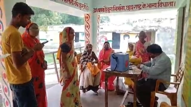 तरबगंज :होल्लापुर में स्वास्थ्य विभाग में शिविर लगाकर 80 लोगों को लगाया गया कोराना का टीका