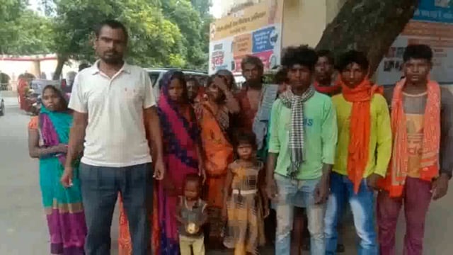 बहन से तंग आकर पूरा परिवार पहुंचा जिला मुख्यालय जिला अधिकारी को ज्ञापन सौंपकर लगाया आरोप घर से बाहर निकाल रही है बहन