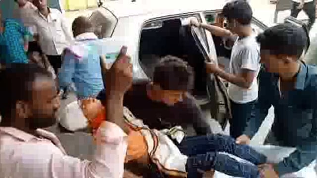 चुनार मिर्जापुर: छत पर चावल बिन रही बालिका को बंदर ने दौड़ाया छत से गिरी हालत नाजुक