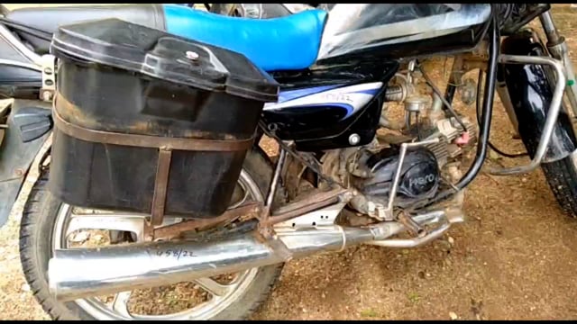 नरौली गांव में पुलिस ने छापेमारी कर 7 लीटर महुआ शराब के साथ एक मोटरसाइकिल को किया जप्त