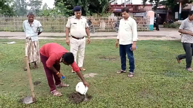 हसनगंज थाना प्रांगण में शराबबंदी अभियान तहत जप्त शराब का हुआ विनिष्टीकरण