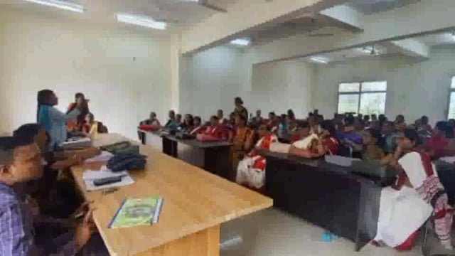 आजादी के अमृत महोत्सव  पर हर घर तिरंगा फहराने को लेकर प्रखंड मुख्यालय अमरपुर मेंआंगनबाड़ी सेविकाओं की हुई बैठक